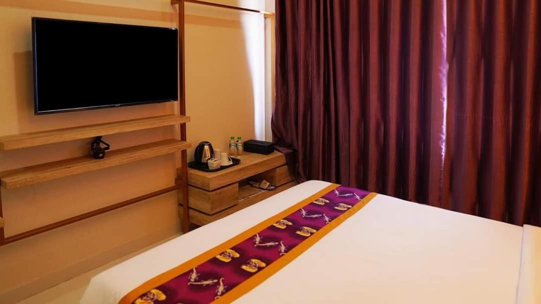 Elohim Hotel Sentani Джаяпура Экстерьер фото