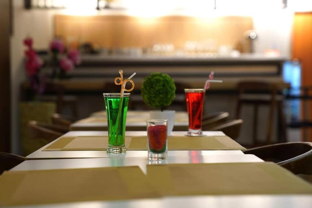 Elohim Hotel Sentani Джаяпура Экстерьер фото