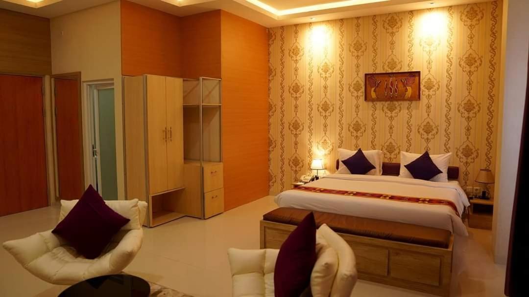 Elohim Hotel Sentani Джаяпура Экстерьер фото